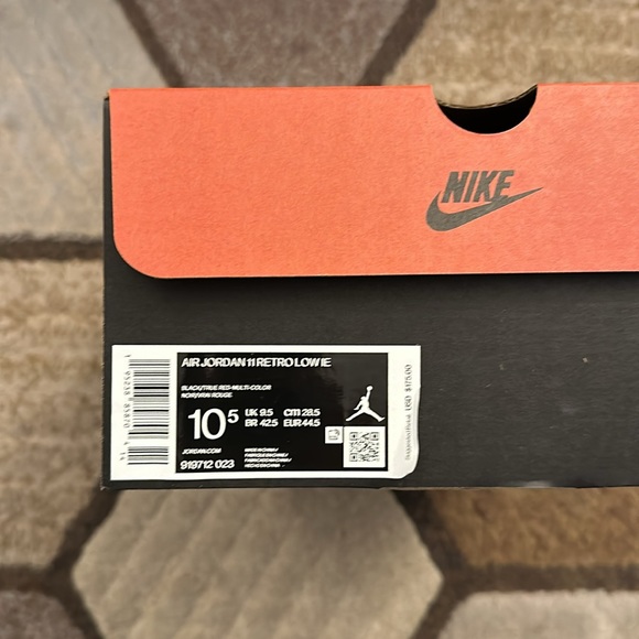 AIR JORDAN 11 RETRO LOW - Picture 9 of 9